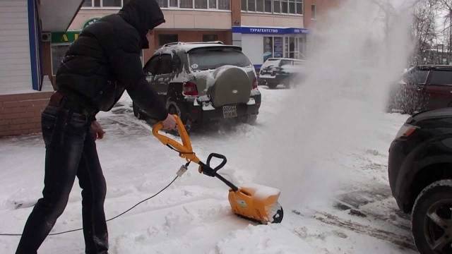 Электрическая лопата для уборки снега