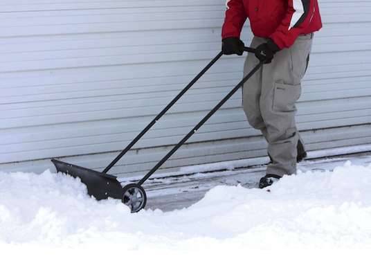 Как выбрать лопату для уборки снега на колесах